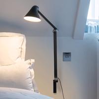 Louis Poulsen NJP LED lampa, dlhé rameno, čierna